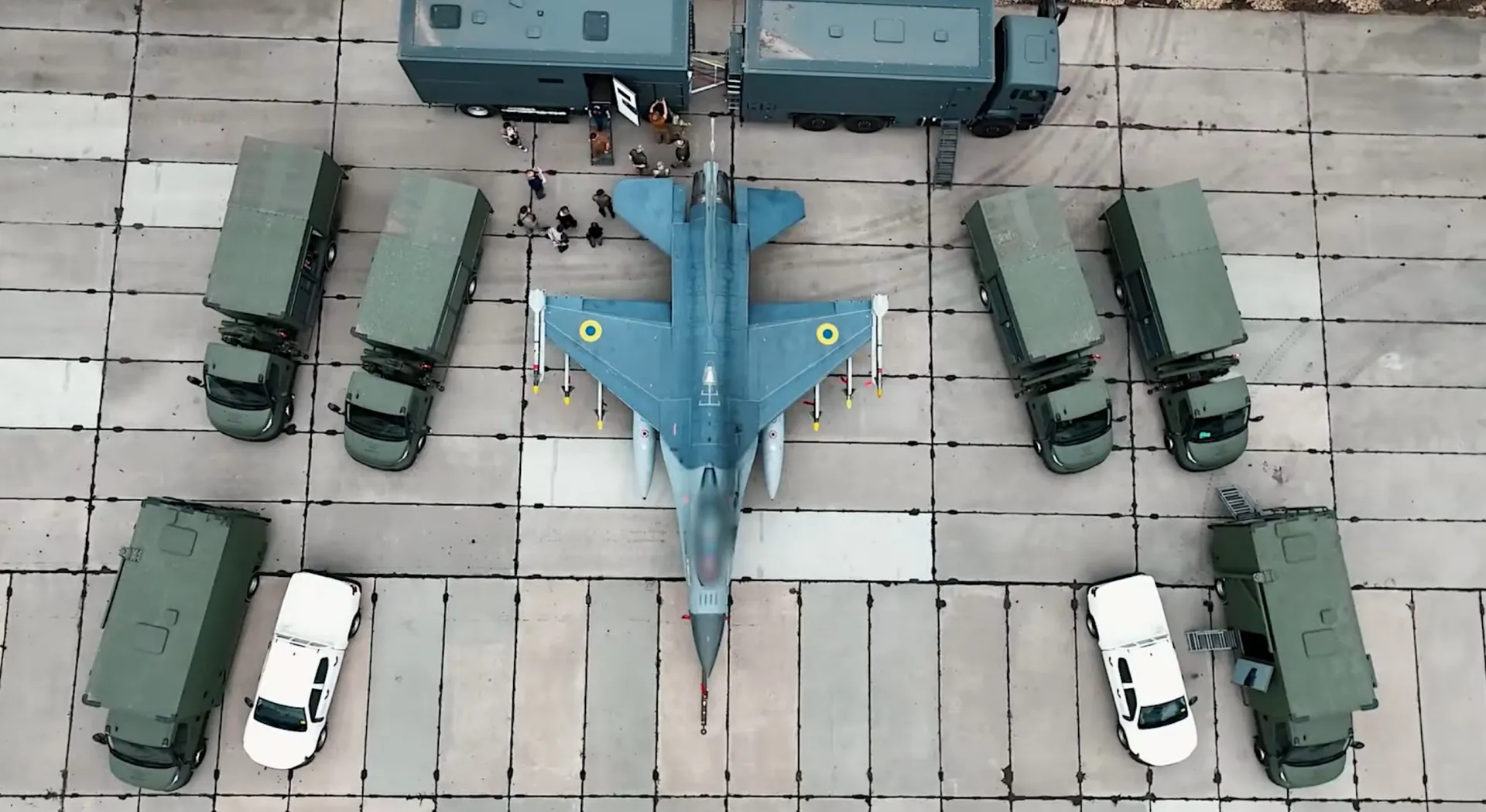 'Vârâți pilotul în el și puneți-vă în adăpost': ce trucuri folosește Ucraina pentru a-și ascunde avioanele de dronele rusești