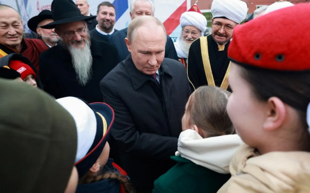 VIDEO Vladimir Putin, pus într-o situație tensionată: cum a reușit o fetiță de 11 ani să îl pună în încurcătură