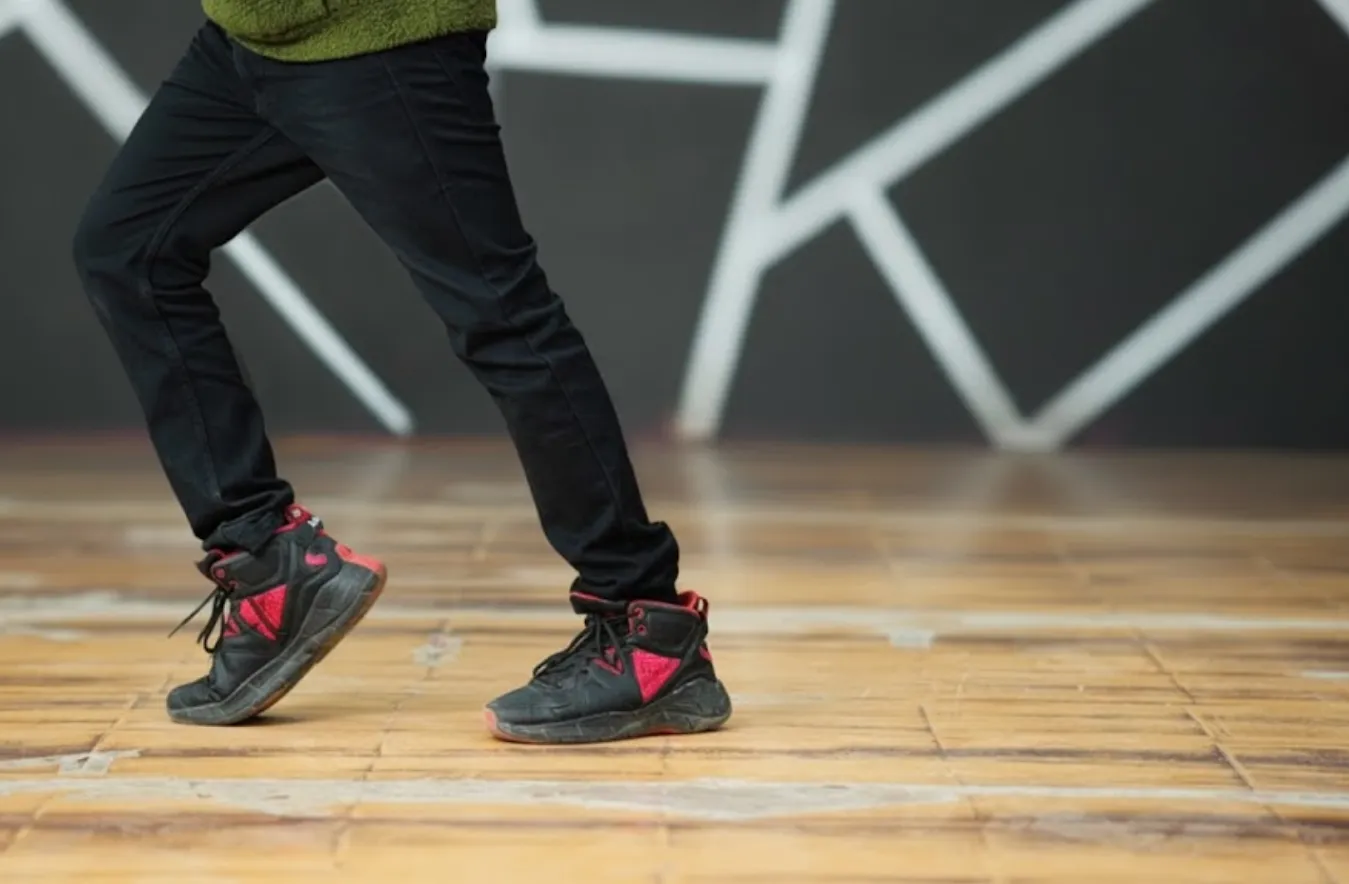 'Retro Walking' revine în forță: de ce este atât de benefic să mergi înapoi