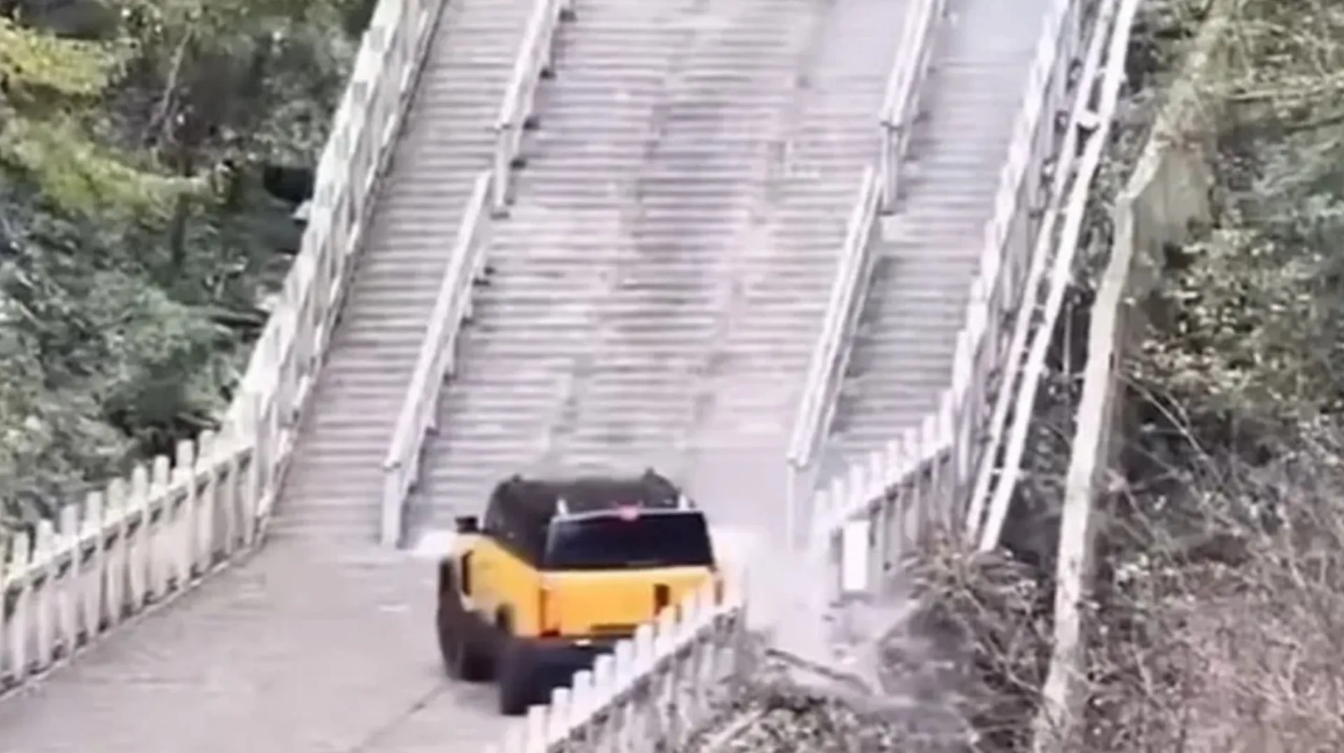 VIDEO Promovare cu final scandalos: cascadoria unei companii auto a provocat daune unui monument faimos