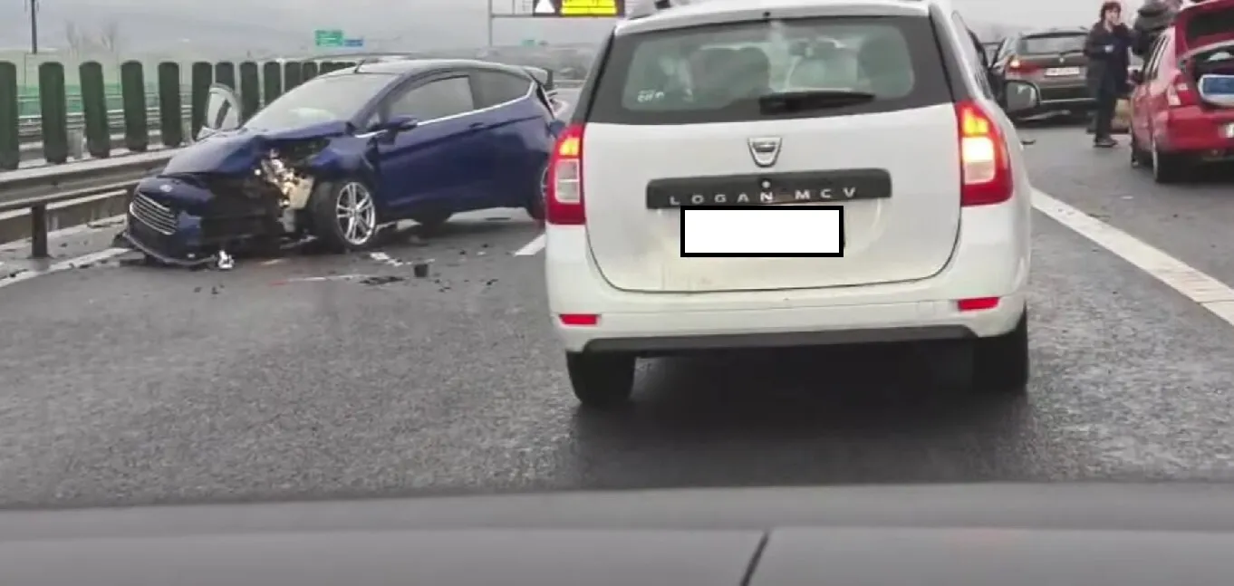 VIDEO Accident în lanț pe A10: Cinci autoturisme sunt implicate / La fața locului intervi mai multe echipaje