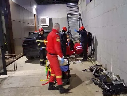 FOTO Accident înfiorător în parcarea unui centru medical: Un bărbat a murit, iar alte două persoane au fost grav rănite
