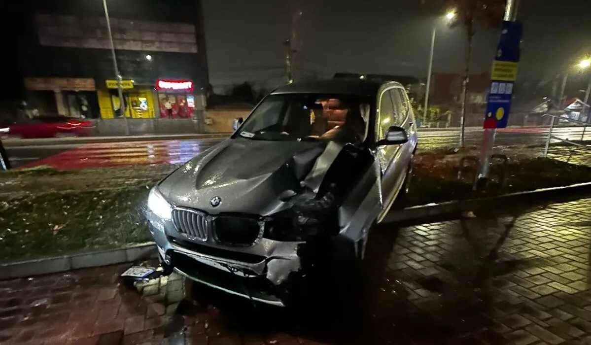 Pensionar special din MAI, rupt de beat la volanul unui BMW: a dărâmat un semafor și a zburat în parcarea Lidl