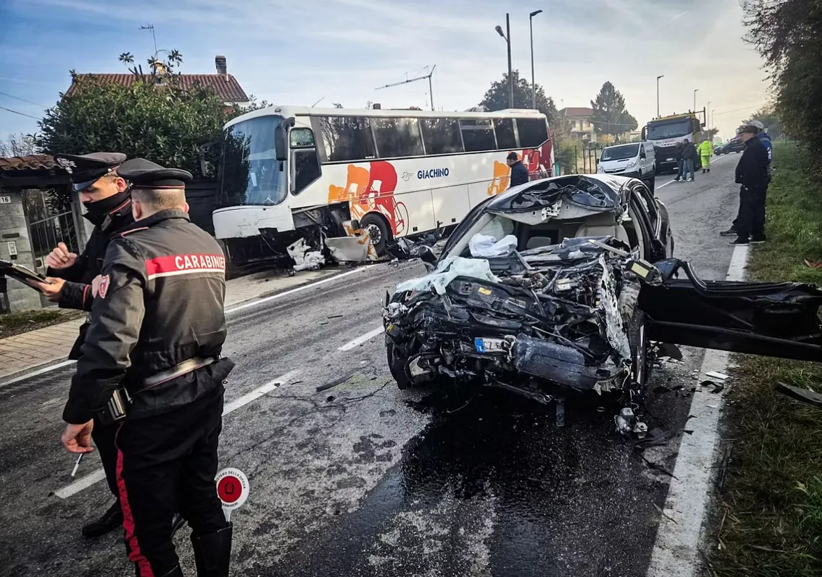 FOTO Tragedie în Italia: un român de 33 de ani a murit într-un accident cumplit - mașina s-a izbit de un autobuz plin cu elevi