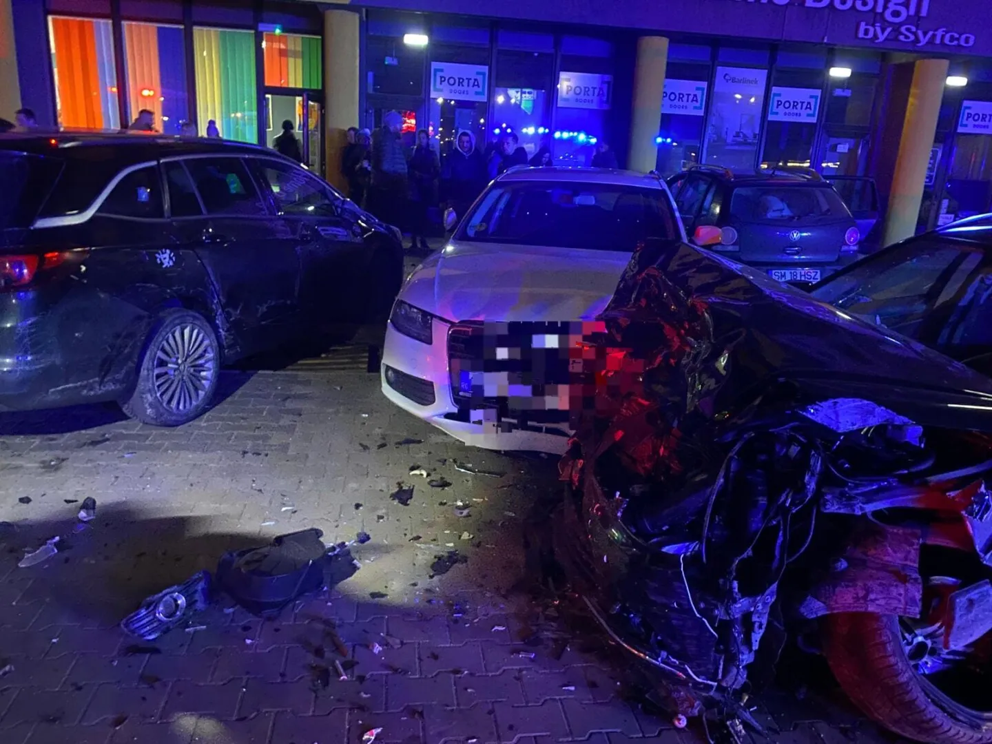 FOTO Accident violent în parcarea unui complex sportiv din Satu Mare: mai multe mașini lovite și un bărbat încarcerat