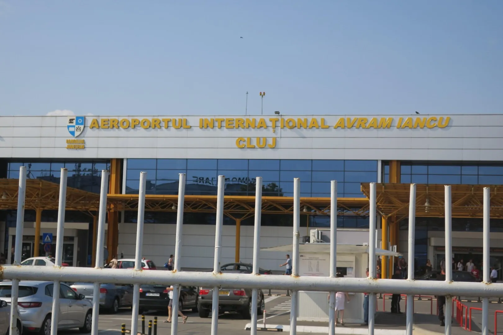 Panică pe aeroportul din Cluj: Un avion a rămas pe pistă, iar pilotul a fost preluat inconștient de ambulanță