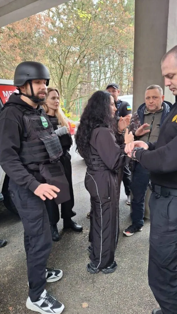 VIDEO Incident la vizita lui Angelina Jolie în Ucraina: șoferul ei a fost săltat din trafic și înrolat în armată