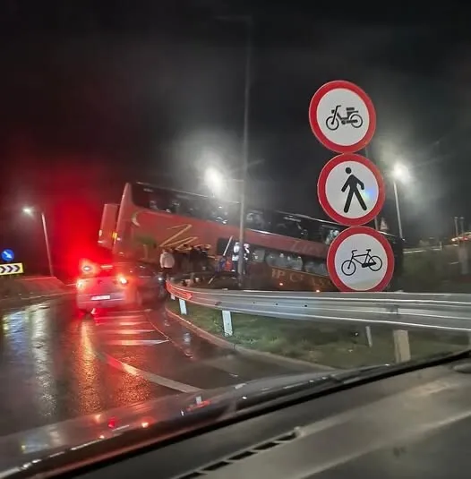 Un autobuz cu 24 de persoane la bord s-a răsturnat și a lovit giratoriul de la podul peste Dunăre: A fost activat Planul roșu de intervenție