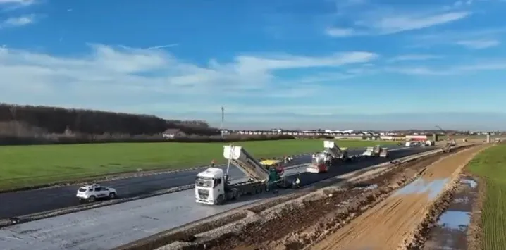 VIDEO A început asfaltarea pe lotul 1 Dragomirești – Corbeanca al Autostrăzii A 0: „Din primăvara anului viitor pe aici să se poată circula”