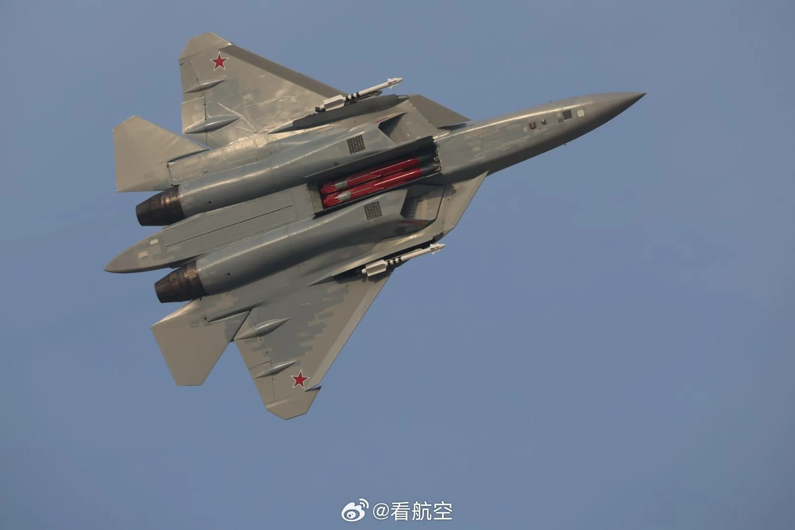 VIDEO Demonstrație de forță a Rusiei: Moscova și-a prezentat noile avioane SU-57, Yak-130M și transportatorul IL-76MD-90A