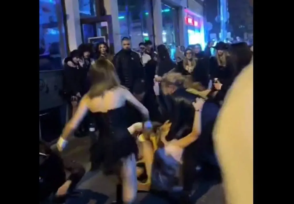 VIDEO Bătaie 'ca-n 7 păcate' între mai multe fete: Au petrecut de Halloween în 'stilul vechi românesc'