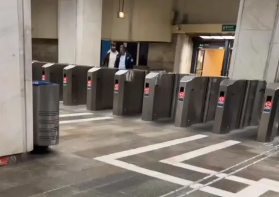 VIDEO Scene violente la stația de metrou Piața Unirii 2: Un agent de pază a fost bătut de un bărbat