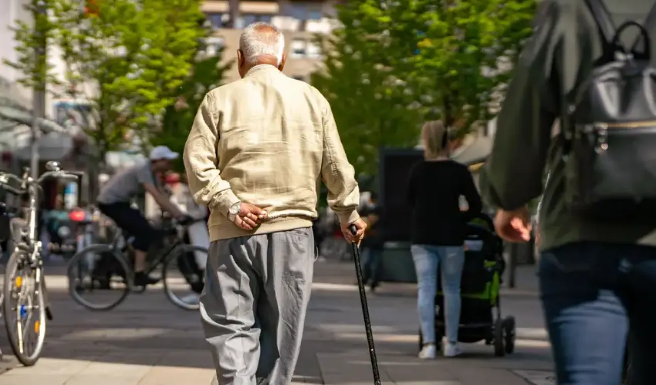 'M-a atins între picioare cu o mână și mi-a apucat încheietura cu cealaltă': doi români foloseau o metodă scandaloasă pentru a fura ceasuri de lux de la bătrâni