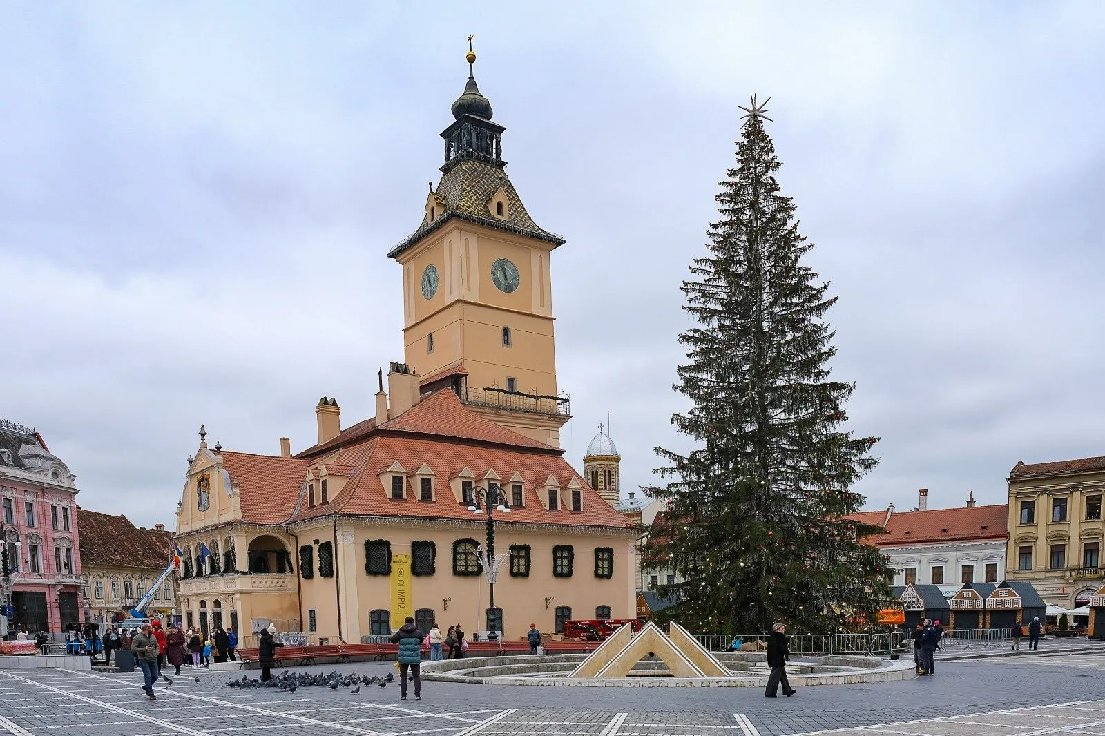 Brașovul se pregătește de sărbătoare: mii de luminițe și globuri îmbracă bradul de Crăciun din Piața Sfatului
