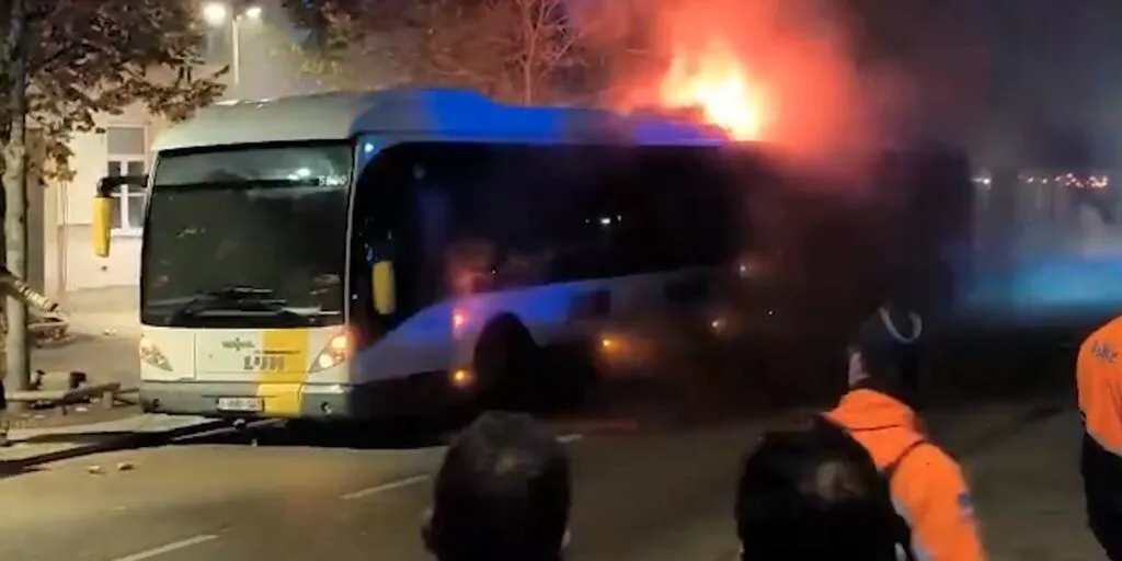 VIDEO Haos la Bruges. Suporterii echipei FC Barcelona au aprins fumigene şi au incendiat un autobuz. Un bărbat a fost arestat