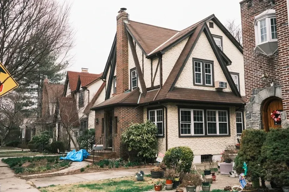 Fosta locuință a lui Trump, între mucegai, pisici, și milioane de dolari. Casa din copilărie a liderului SUA a fost scoasă la vânzare