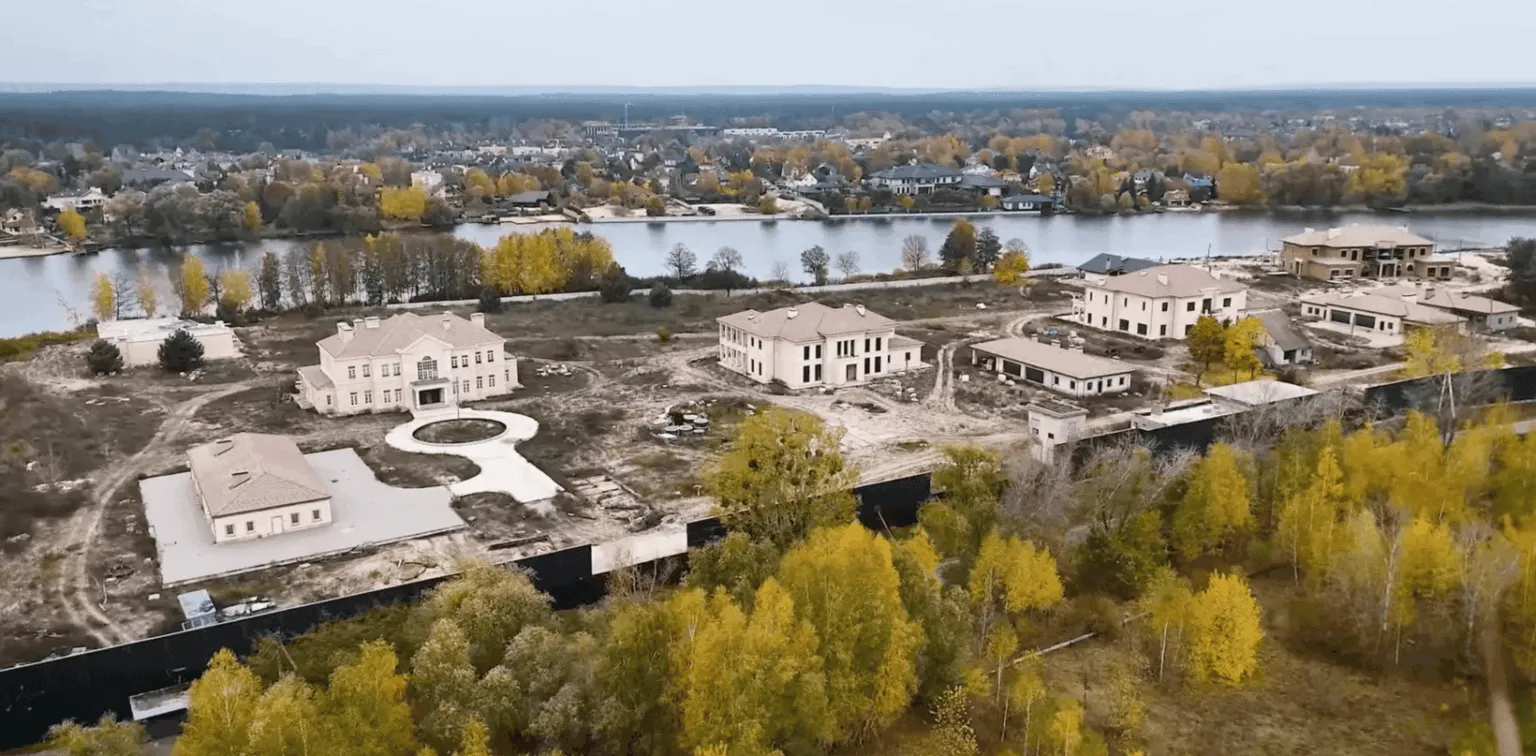 Cele patru vile ale cooperativei „Dynasty”