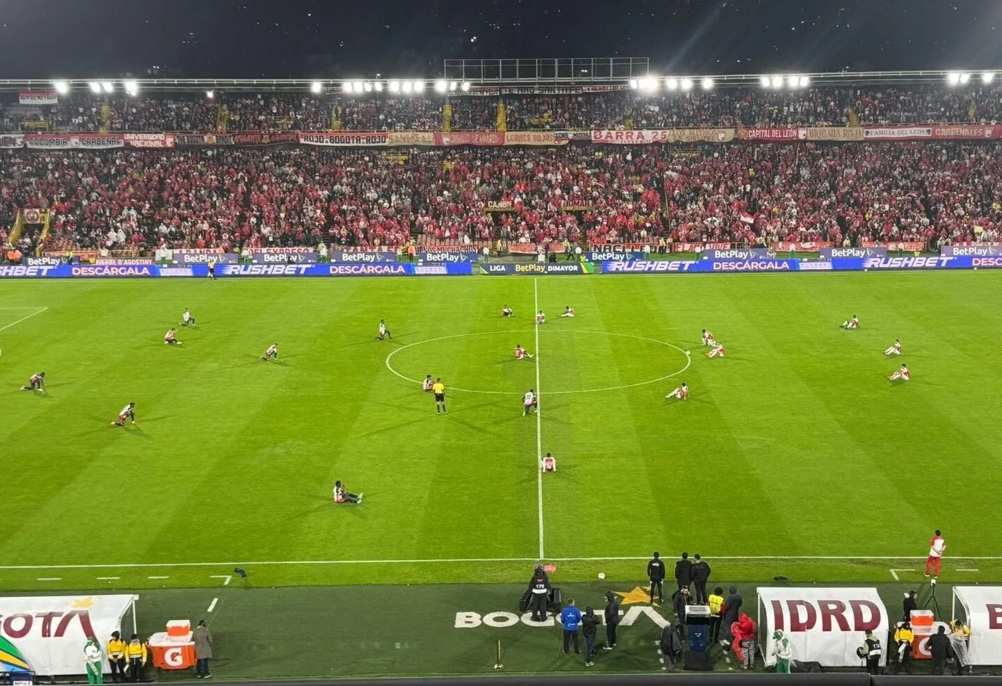 Fotbaliștii columbieni, protest inedit. S-au așezat pe gazon pentru a denunţa condiţiile de muncă