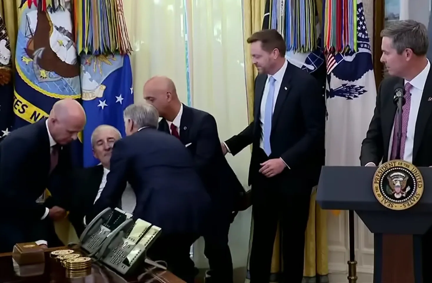 VIDEO Scene șocante în biroul lui Donald Trump: Un bărbat s-a prăbușit în timpul unei conferințe de presă