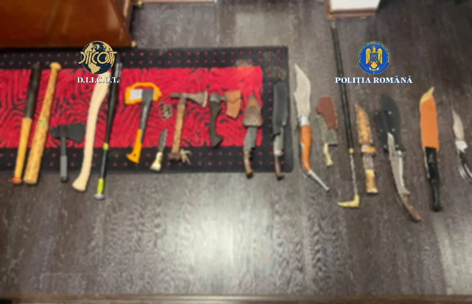 VIDEO Operațiunea 'Calul Troian', escaladare spectaculoasă: 15 lideri ai grupării reținuți, 12 sub control judiciar. Arsenale întregi, droguri și mașini de lux confiscate