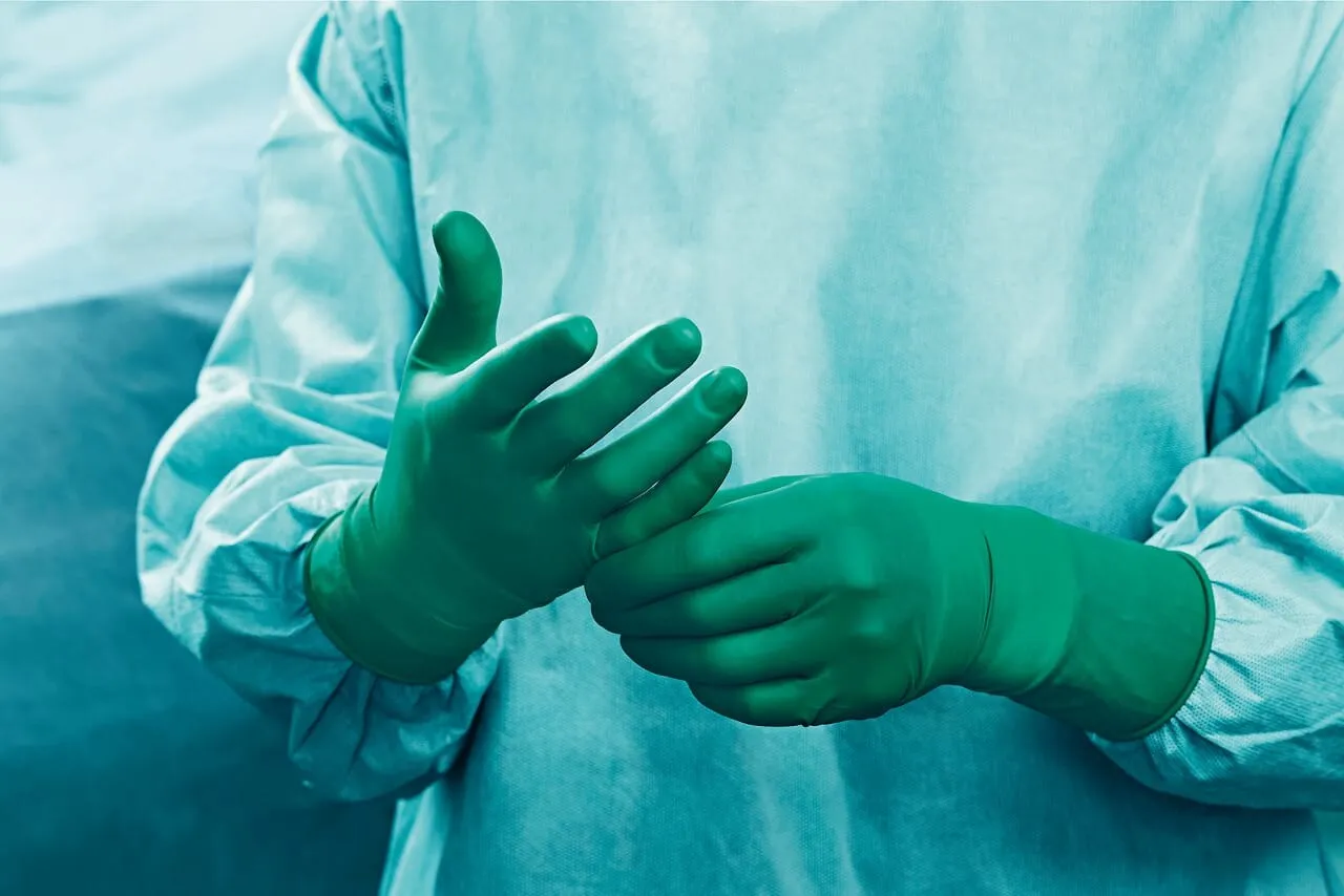Poveste uluitoare: mănușile chirurgicale au apărut în sala de operații dintr-o idilă de dragoste
