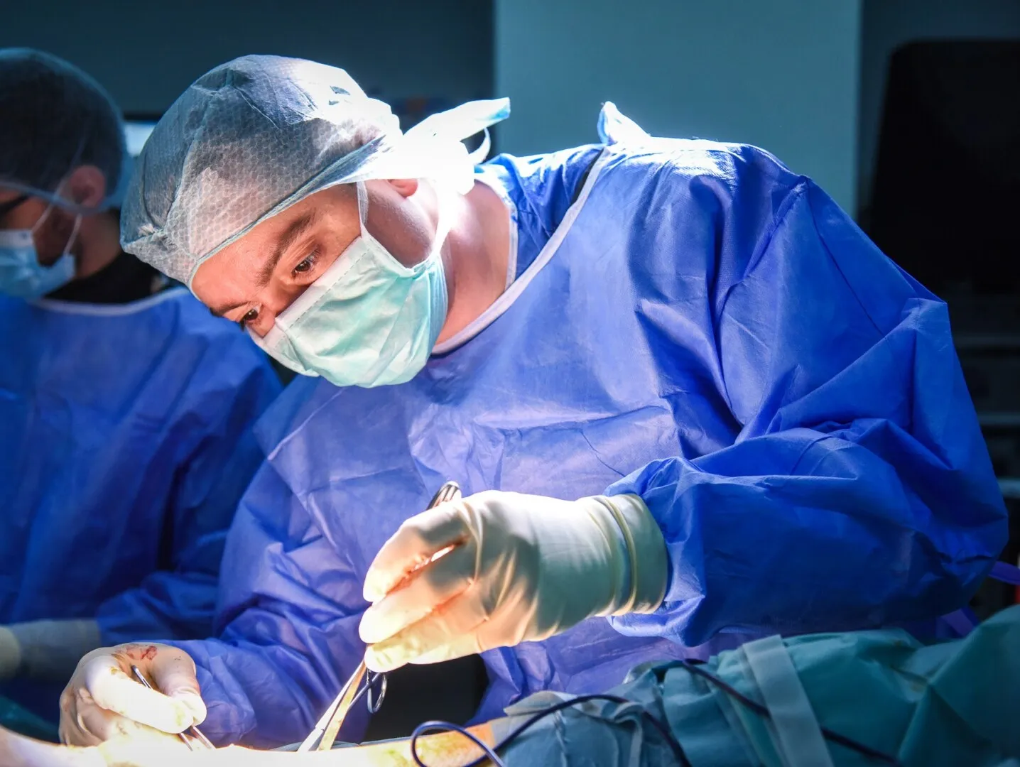 Poate urca scările după două fracturi de femur