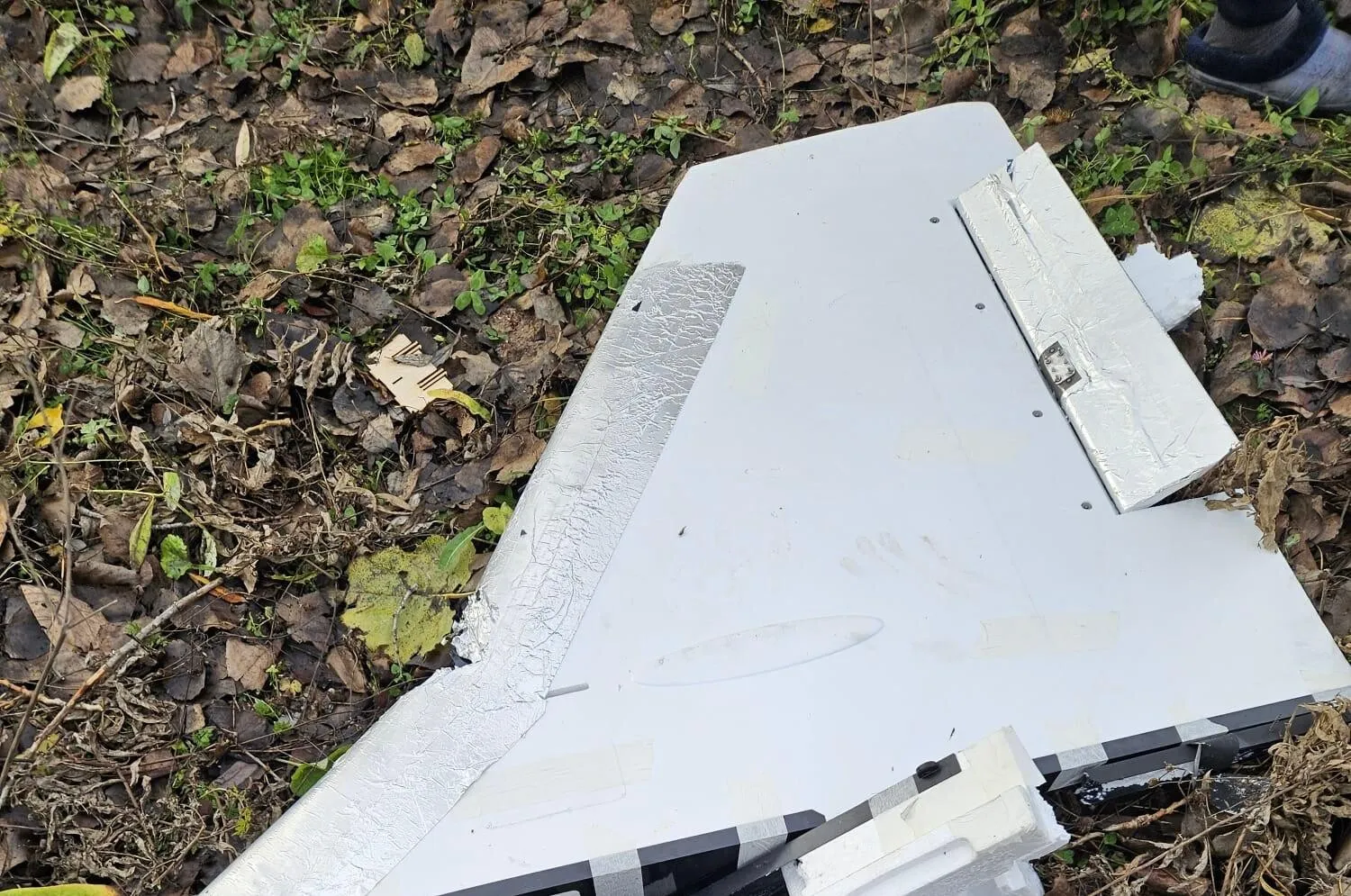 SURSE FOTO Primele imagini cu drona care a speriat România. Un copac din Vaslui i-a venit de hac / FOTO