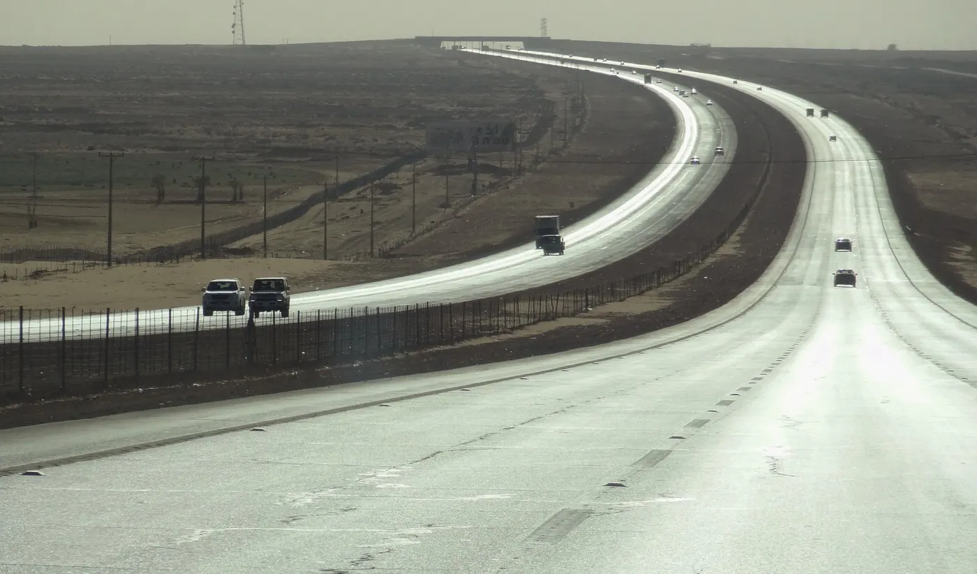 VIDEO Autostrada regelui, cel mai lung drum drept din lume: Aici nici măcar nu folosești volanul mașinii