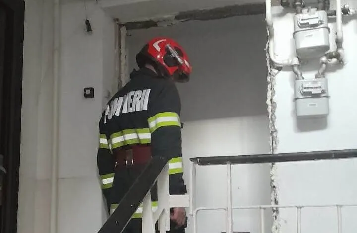 Explozie puternică într-un bloc din Râmnicu Sărat de la o acumulare de gaze: Zeci de oameni s-au evacuat, pagube majore