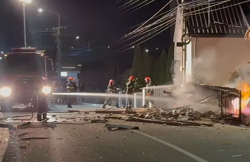 VIDEO Explozie puternică urmată de incendiu în Dej - Pompierii se luptă cu flăcările