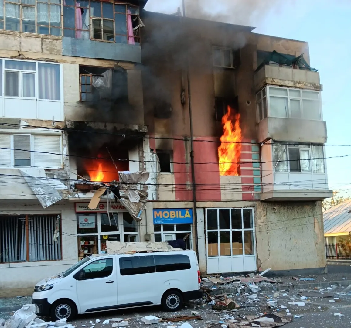 VIDEO Explozie urmată de incendiu într-un bloc din Brăila. Mobilizare în forță a pompierilor