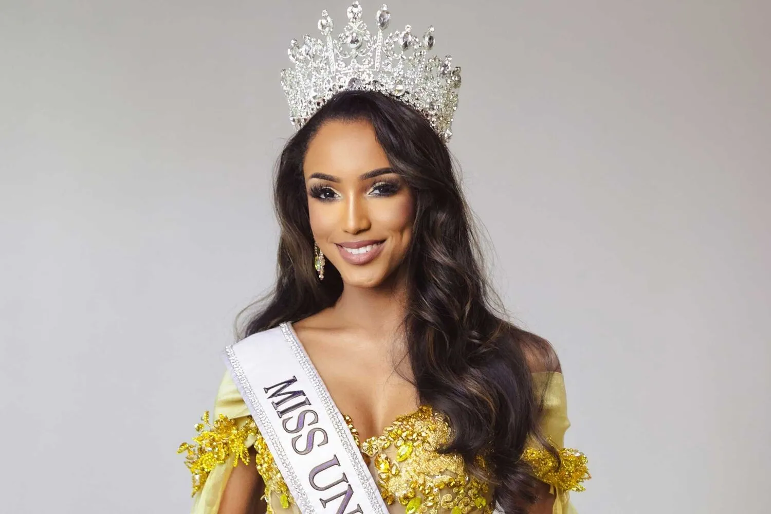 Miss Jamaica rămâne internată în spital după căzătura suferită la runda preliminară de rochii de seară
