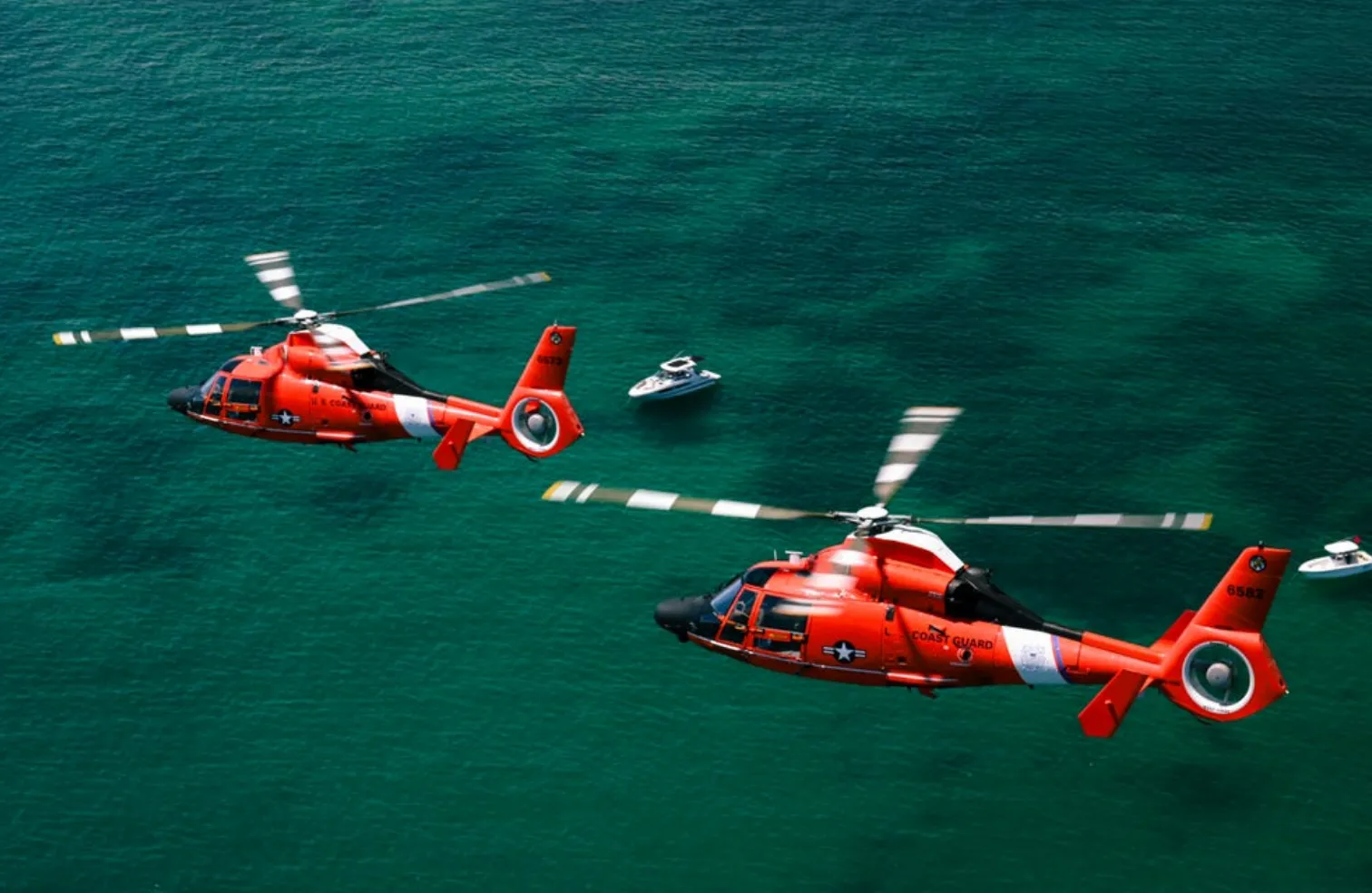 Operațiuni ca în filme: cum blochează Garda de Coastă a SUA bărcile traficanților folosind lunetiști și manevre aeriene riscante