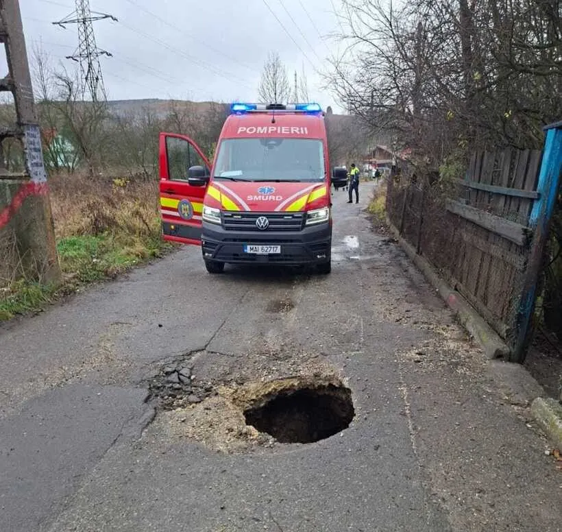 Pe străzile din România au apărut gropi care 'înghit' și doi oameni deodată! Victimele au ajuns la spital după ce au căzut în hăul adânc de un metru, format în plin drum asfaltat