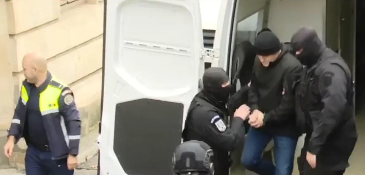 FOTO Horațiu Potra, fiul și nepotul său, aduși de mascați înarmați în fața judecătorilor Curții de Apel București. Instanța decide dacă rămân în arest