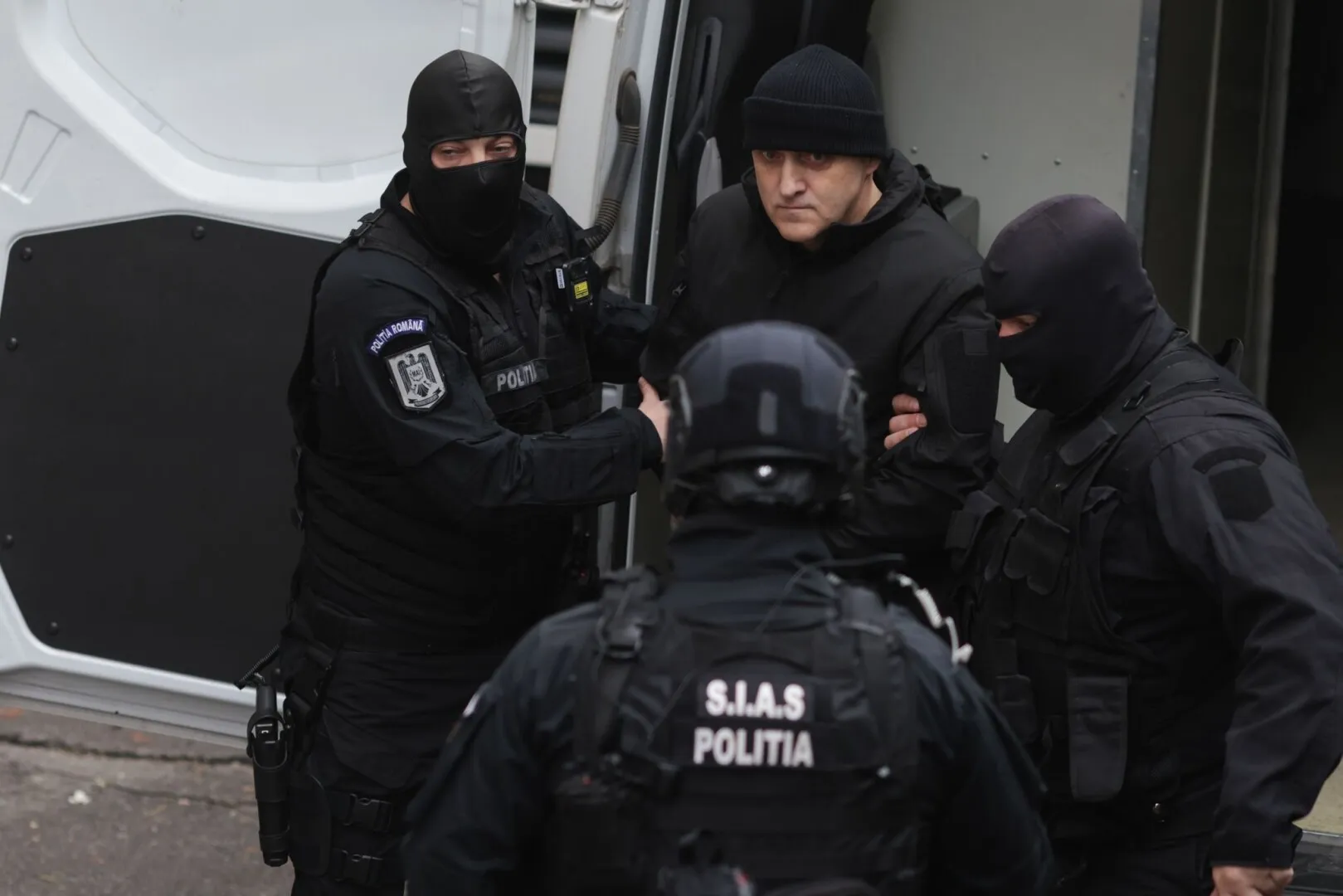 FOTO Bărbatul care a intrat în trei mașini în fața Curții de Apel, unde Potra a fost adus la audieri, era băut. Acum e pe mâna polițiștilor