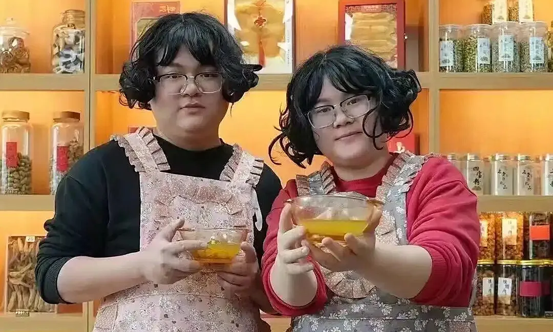 Întâmplare stranie: soțul și soția seamănă atât de mult încât nu-i poți deosebi. Multe persoane încep să speculeze însă altceva