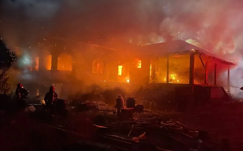 O casă a ars ca o torță, din temelii: Incendiul ar fi pornit de la un reșou. Un pompier a ajuns la spital