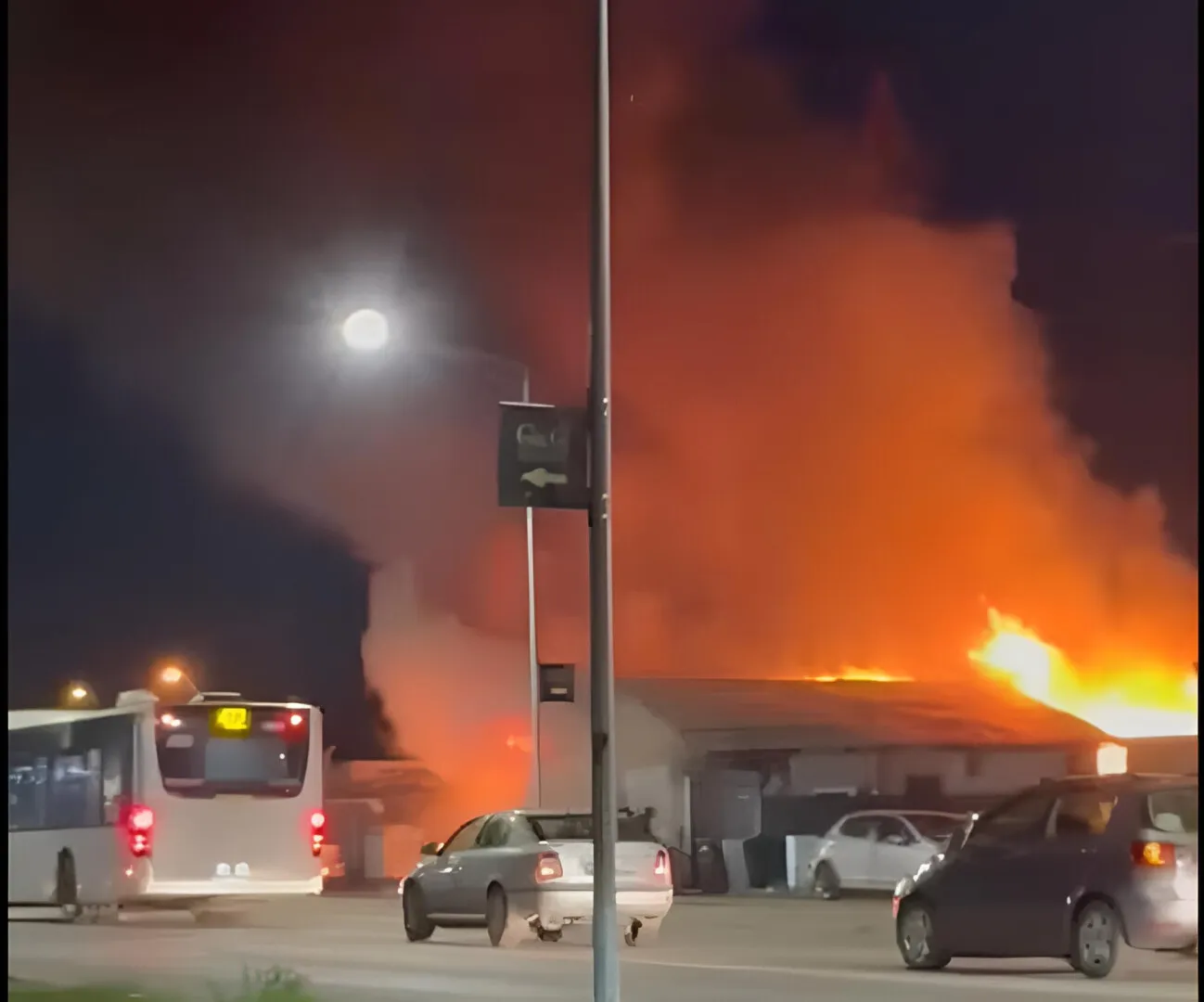 VIDEO BREAKING - Incendiu puternic în Domnești: Mai multe autospeciale intervin la fața locului