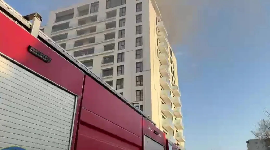 VIDEO Incendiu puternic la un apartament din sectorul 5 al Capitalei. Degajări mari de fum