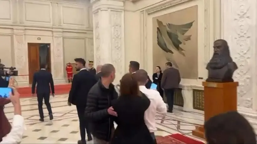 Ofițerul de presă al Guvernului, cercetat disciplinar după incidentul de la Parlament