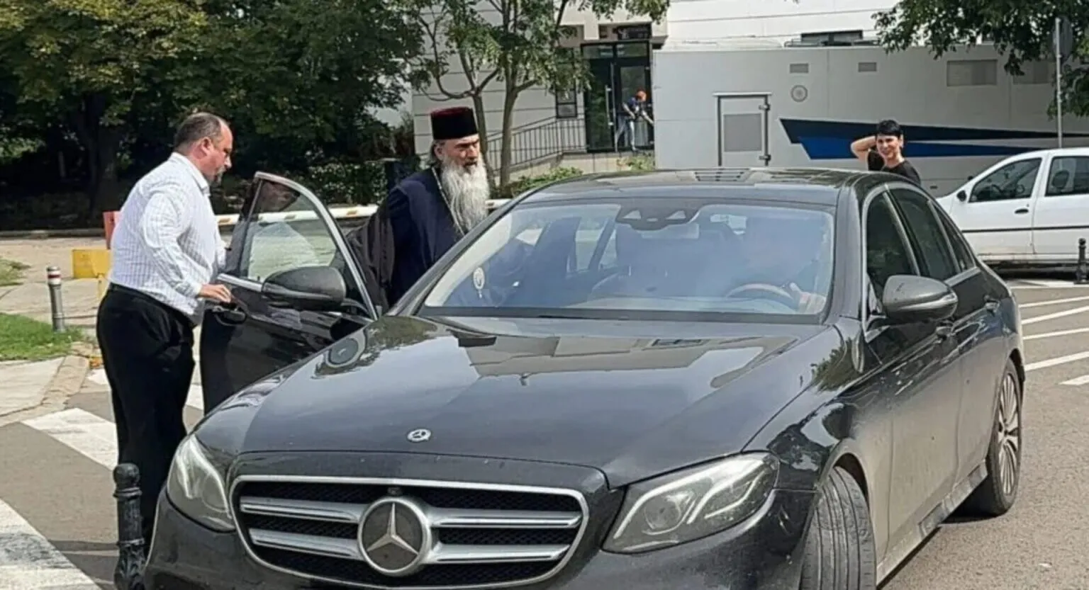 Preoții din Constanța au pus 'mână de la mână' și i-au luat lui Teodosie o mașină de lux de aproape 150.000 de euro