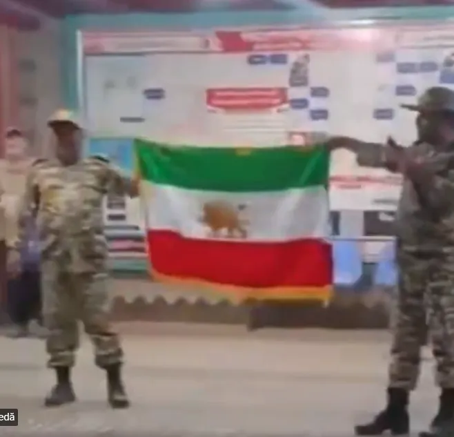 VIDEO Apel la revoluție în Iran: „Trăiască șahul” / Incident neobișnuit în țară: doi „ofițeri”, arestați după ce au afișat steagul iranian de pe vremea șahului