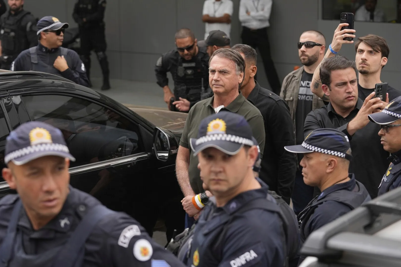 Jair Bolsonaro spune că paranoia provocată de medicamente l-a făcut să încerce să deschidă brăţara electronică de la gleznă