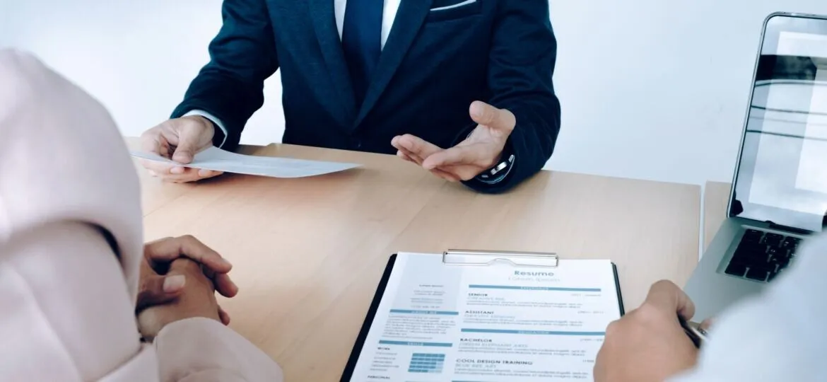 Locul de muncă la care, pentru a fi acceptat, trebuie să-ți scoți măselele de minte și apendicele. Motivul acestor reguli aparent absurde