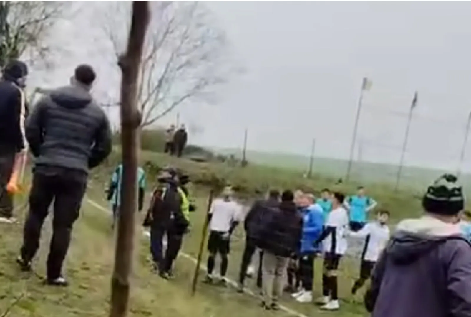 VIDEO Scene incredibile! Un fotbalist a fost lovit cu o sticlă de viceprimar