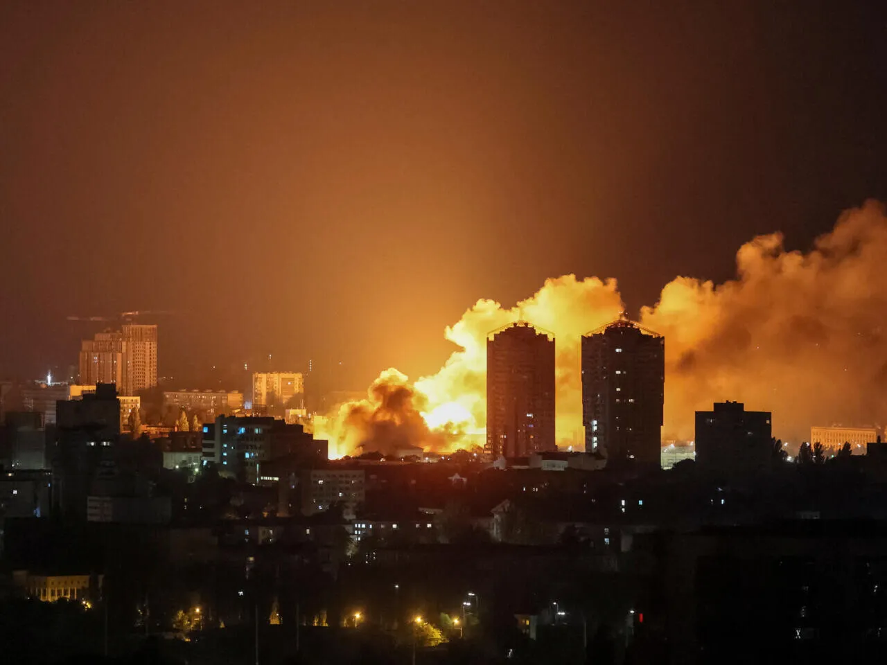 Teroare la Kiev: Rusia atacă clădirile rezidențiale cu rachete balistice și drone de mai bine de opt ore