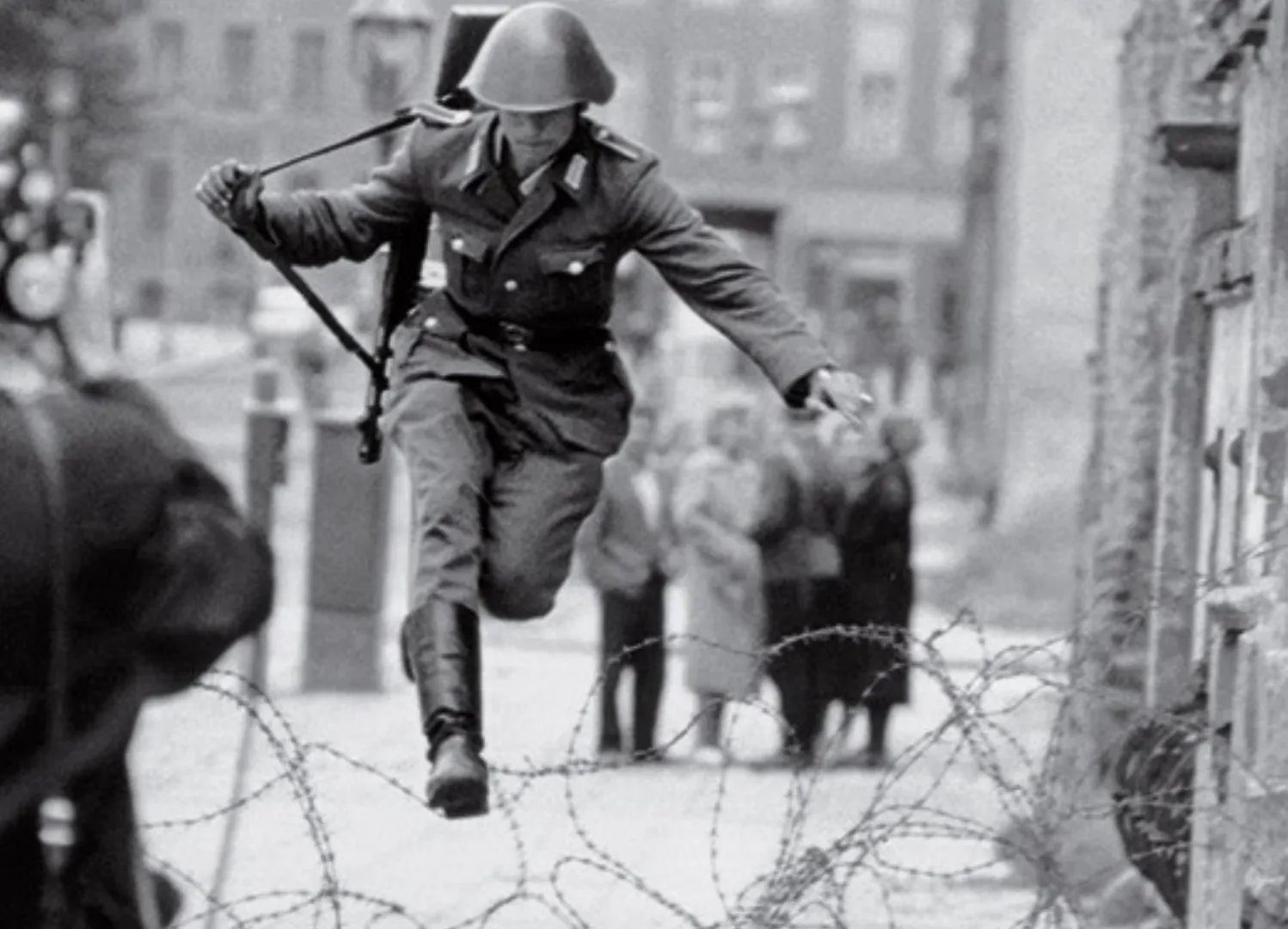 Curaj, fugă și destin tragic: povestea cutremurătoare a soldatului care a sfidat Zidul Berlinului