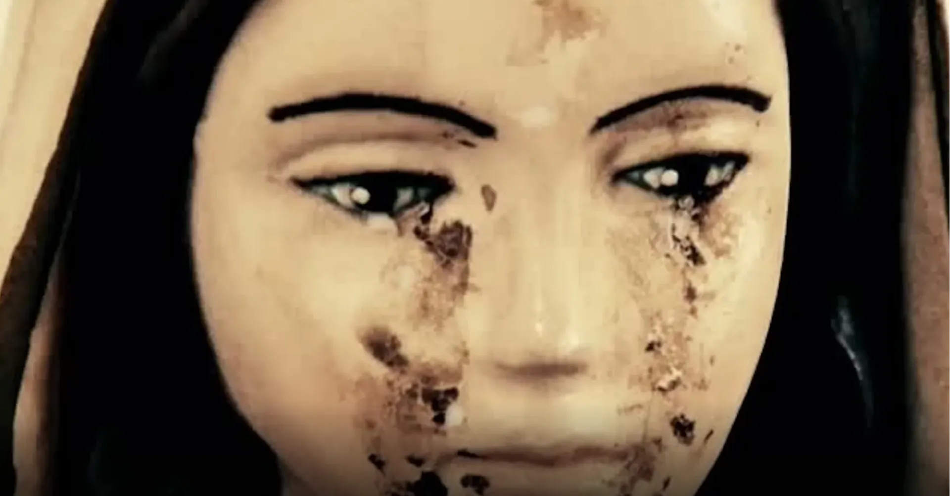 Escrocherie cu lacrimi de sânge : femeia din spatele 'miracolului' statuii care plânge, inculpată pentru înșelăciune