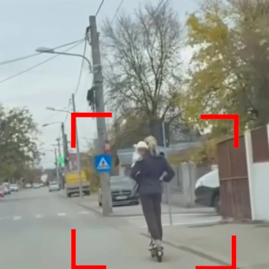 VIDEO Femeie, filmată pe trotineta electrică cu un bebeluș în brațe. Ce spune legea și ce pedeapsă riscă